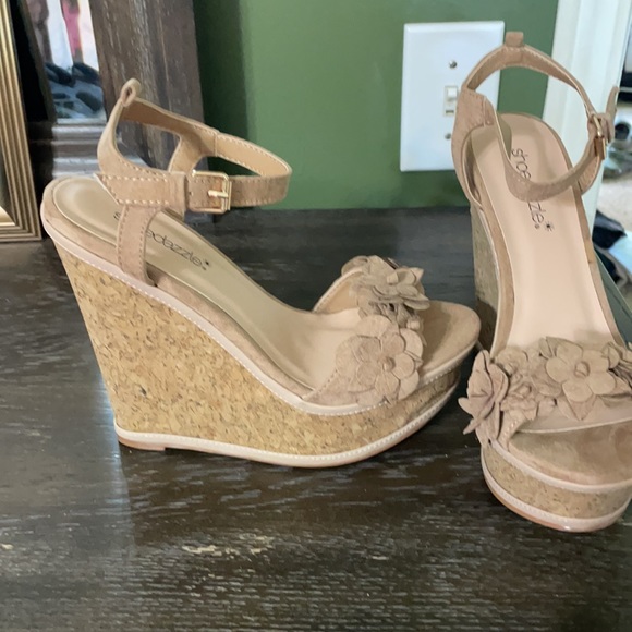Shoe dazzle brand new cork wedges never worn - Picture 2 of 4